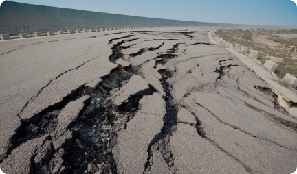 지진으로 인한 땅이 갈라진 피해 사진